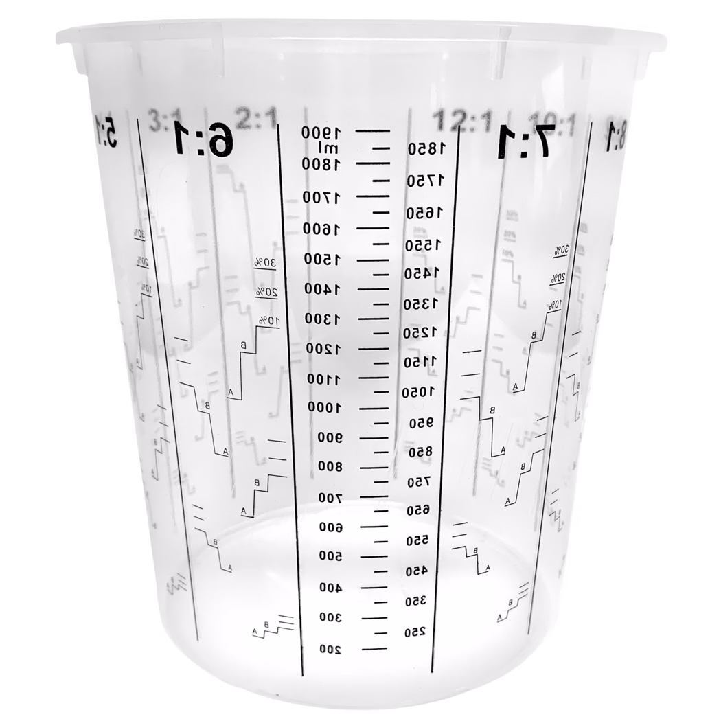 PALLMANN_dummy_measuring cup_10230 Doorzichtige kunststof mengbeker met zwarte schaal- en mengverhoudingsmarkeringen. Verticale middenschaal toont milliliters van ongeveer 100 ml tot 1500 ml; zijkolommen tonen mengverhoudingen (bv. 1:1, 2:1, 7:1) en procentmarkeringen. Wordt gebruikt om verf of vloeistoffen af te meten en te mengen.