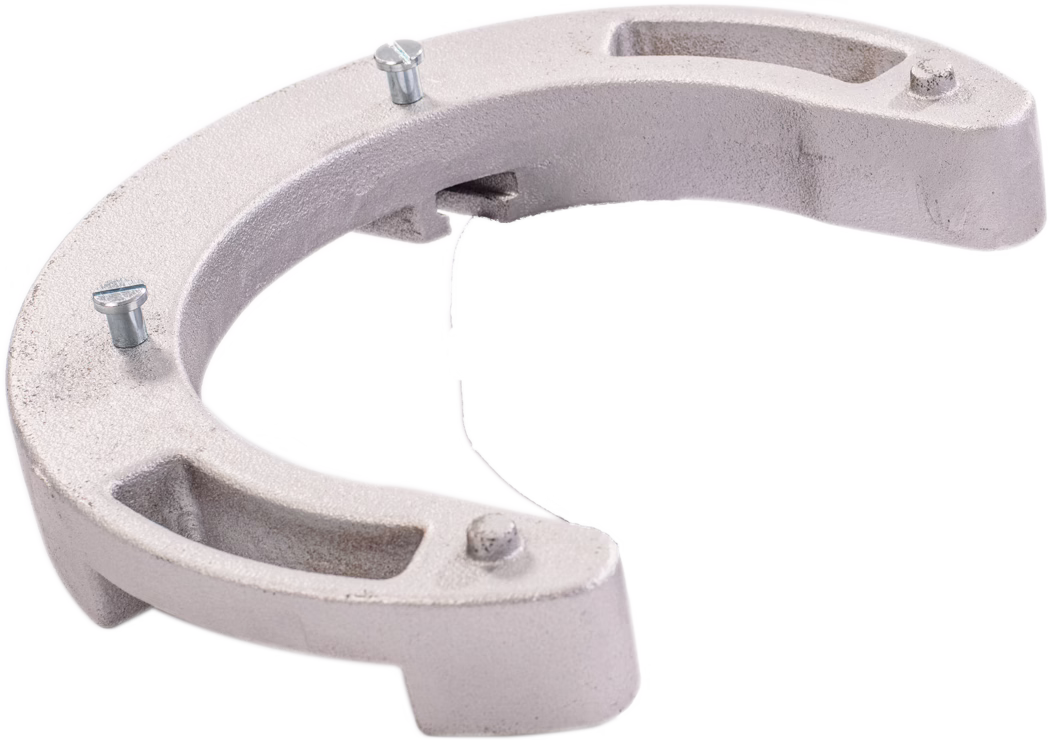 PALLMANN_dummy_SPIDER additional weight_ret_2019-06 Een halvemaanvormig, hoefijzerachtig gietstuk van mat zilvergrijs metaal op een witte achtergrond. Het massieve onderdeel heeft een ruwe, gestructureerde oppervlakte, drie kleine metalen pennen of klinknagels aan de bovenkant en rechthoekige uitsparingen bij de uiteinden. Het oogt industrieel, mogelijk een tegengewicht of montagebeugel, met afgeronde randen en een open binnenboog.