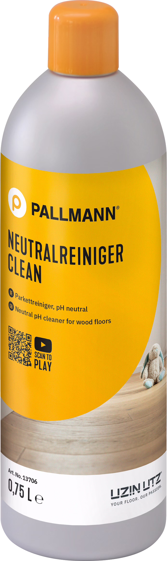 PALLMANN_dummy_CLEAN_0,75l_msl_2021-12 Een hoge grijze plastic fles met een oranje dop en een feloranje etiket met de tekst 'PALLMANN NEUTRALREINIGER CLEAN'. Een pH-neutraal reinigingsmiddel voor houten vloeren; op het etiket staat 0,75 L, een QR-code en het merk UZIN UTZ. Onderaan het etiket is een houten vloer met een klein knuffeldier afgebeeld.